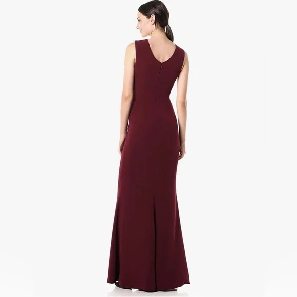 NWOT Sandra burgundy Plunge Crepe Trumpet Gown Size Large.